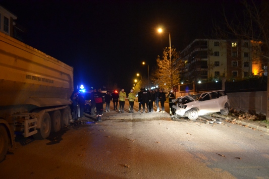 Park halindeki kamyona çarpan otomobildeki 3 kişi yaralandı