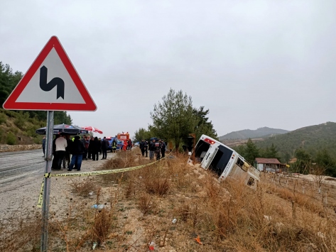 Denizli'de midibüs şarampole devrildi: 1 ölü, 20 yaralı
