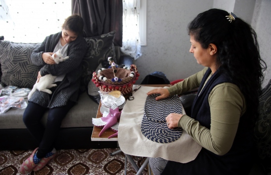 Yanından ayrılmadığı zihinsel engelli kızı için evini atölyeye çevirdi