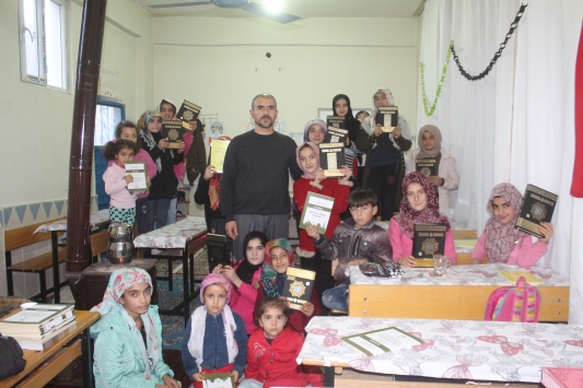Sason'da öğrencilere kitap ve Kur'an-ı Kerim desteği