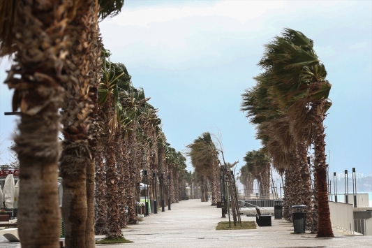 Antalya'da şiddetli rüzgar ve gök gürültülü sağanak