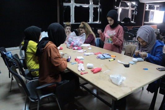 Minik öğrencilere bez bebek yaptılar