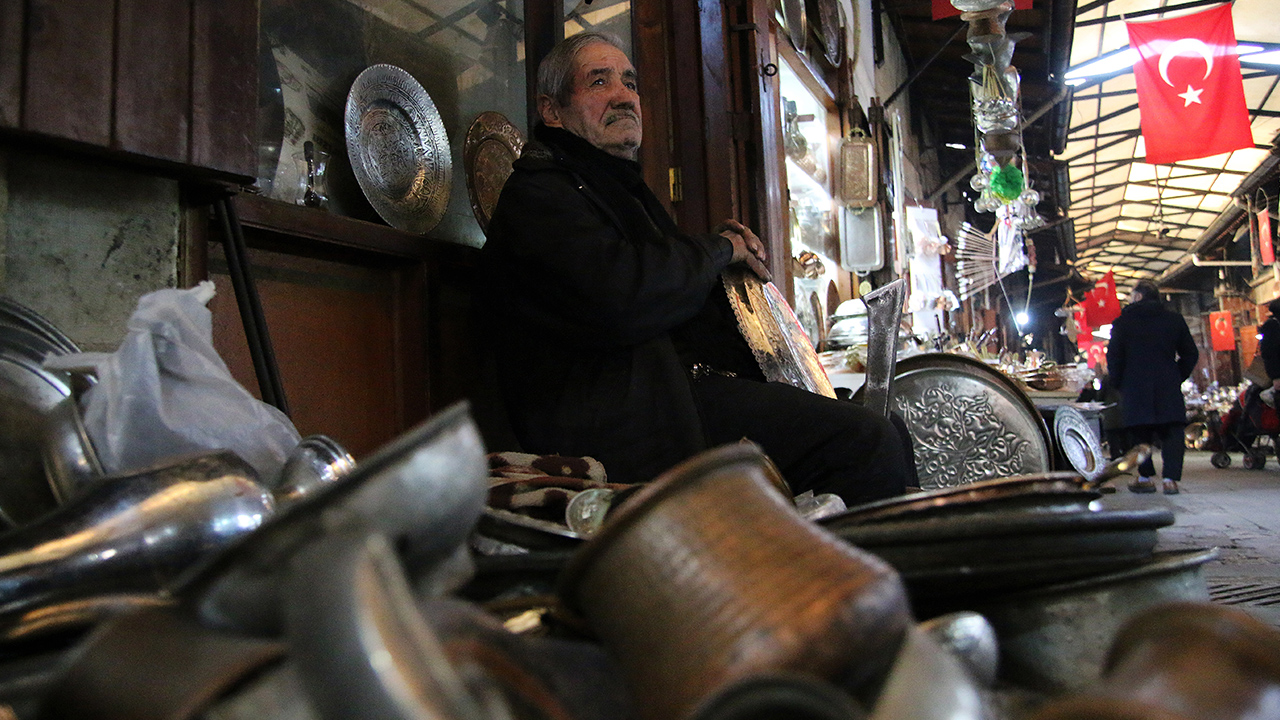 Dar gelirli bir ailenin çocuğu olarak 1939 yılında kentin en eski yerleşim yeri Kalealtı Mahallesi`nde dünyaya gelen Çarlı, henüz küçük yaşlarda meslek hayatına atıldı.