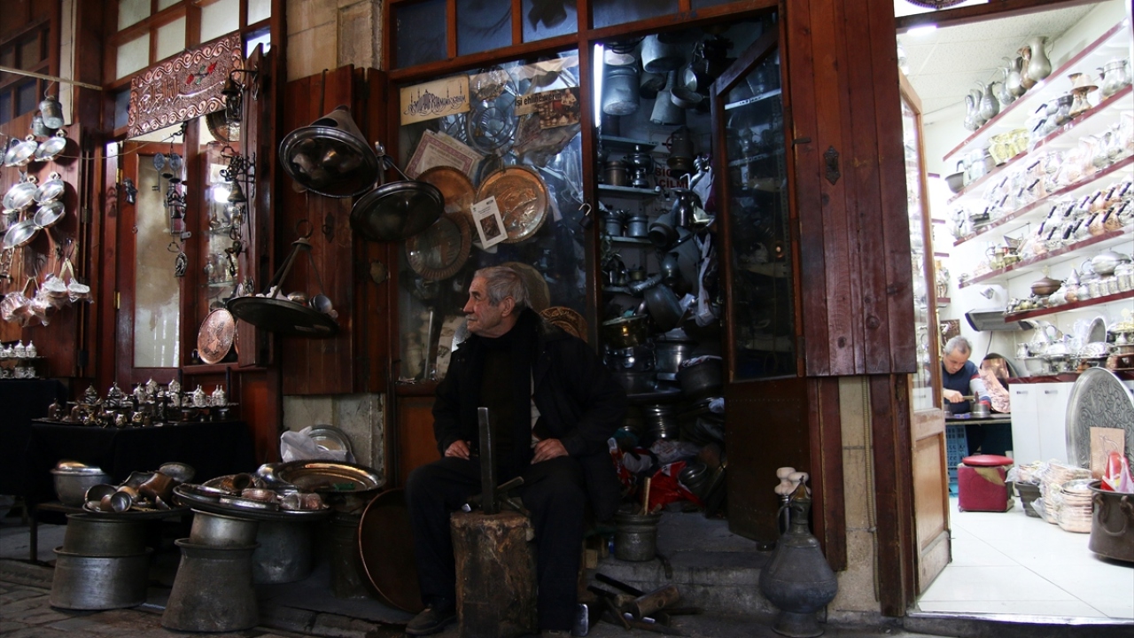 Aradan geçen yıllarda bakıra şekil vermeyi bir an olsun bırakmayan Salman usta, erkenden açtığı dükkanında çekici bakıra her vuruşunda çıkan ses altında hünerlerini sergiliyor.