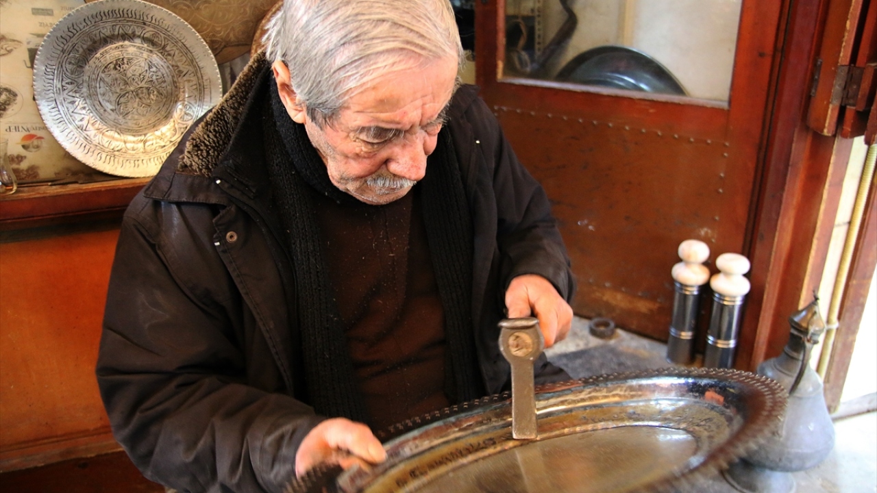 Çarlı, yaptığı açıklamada, iyi bir çıraklık dönemi geçirdiğini ve kalfa ile ustasının eline bakarak bakırcılık zanaatını öğrendiğini söyledi.