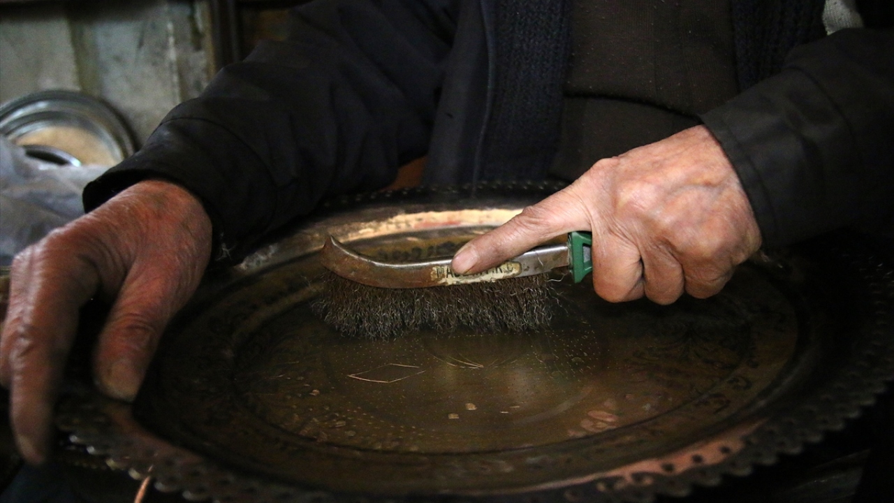 Mesleğe başladığı ilk yıllarda kentte bakırcı dükkanlarının az sayıda bulunduğunu belirten Çarlı, şimdi ise bu sayının çok fazla olduğunu ifade etti.