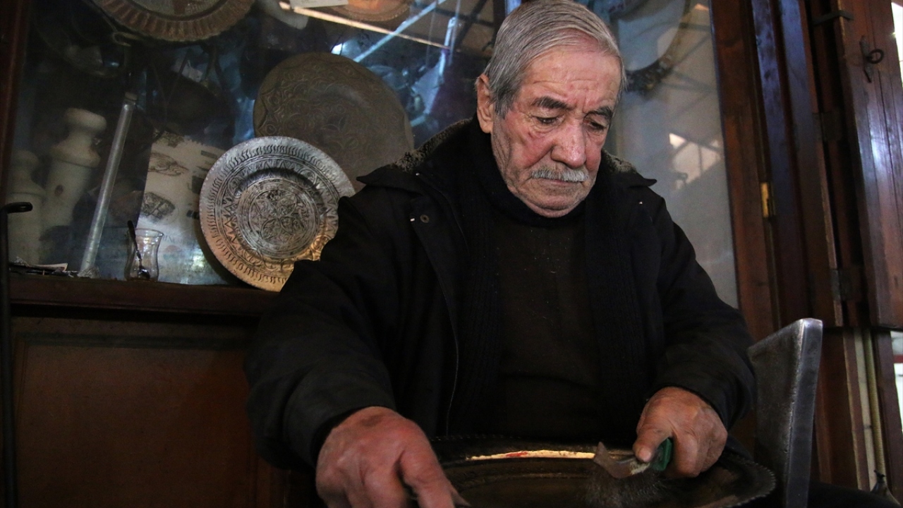 "Eskiden her evde bakır vardı şimdi turistik eşya olmuş"