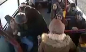 Otobüs şoförü kendisinden yardım isteyen yaralıyı hastaneye götürdü