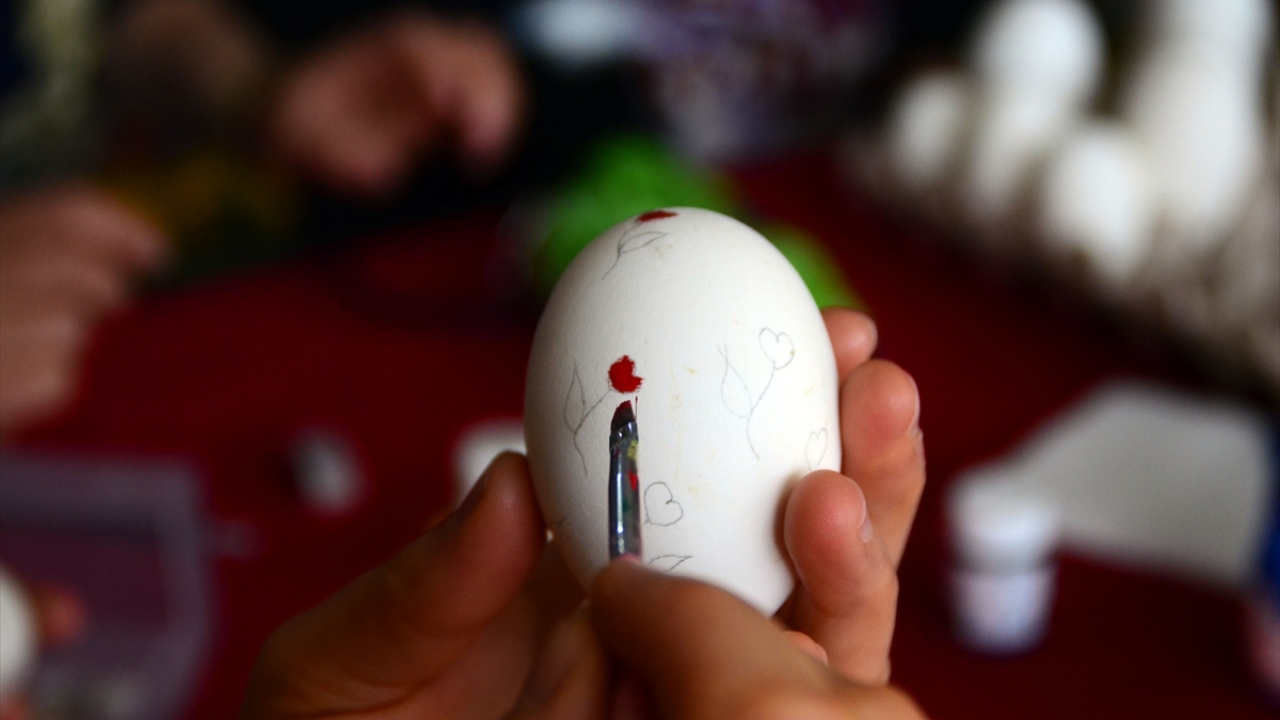 Türkiye`de yumurta kabuğuna oyma sanatını uygulayan tek kadın olmanın haklı gururunu yaşayan Hanca, öğrendiği bu sanatı etrafındaki kadınlara da öğretiyor.