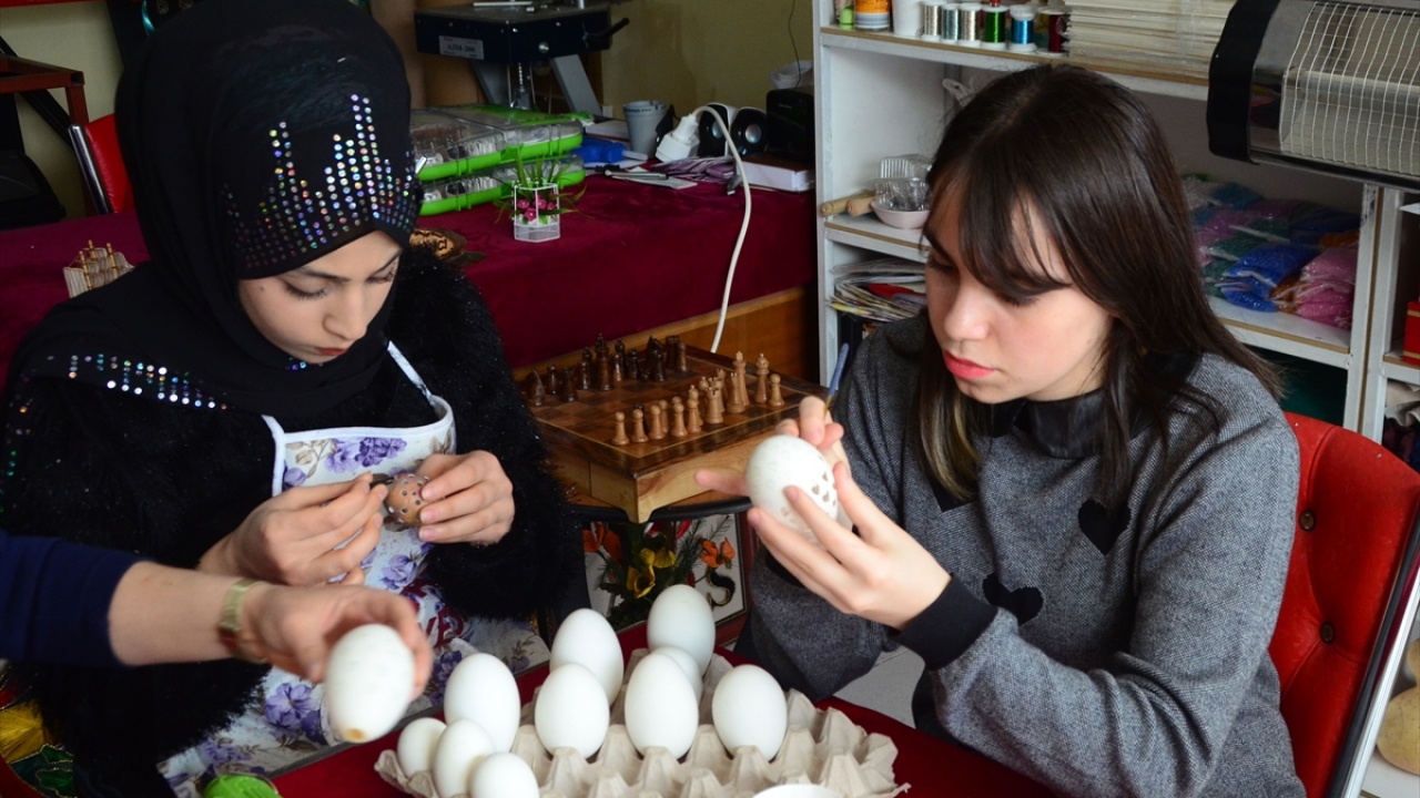 Hancı, aldığı siparişler ile üzerine logo ve değişik figürler işleyerek sanat eserine dönüştürdüğü yumurta kabuklarını ülkenin çeşitli illerine gönderiyor.