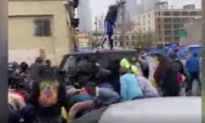 ABD’li rap şarkıcısı Blueface sokakta para saçtı