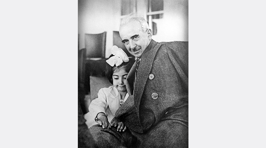 1 Ocak 1937`de İsmet İnönü, kızı Özden ile birlikte. (Arşiv)