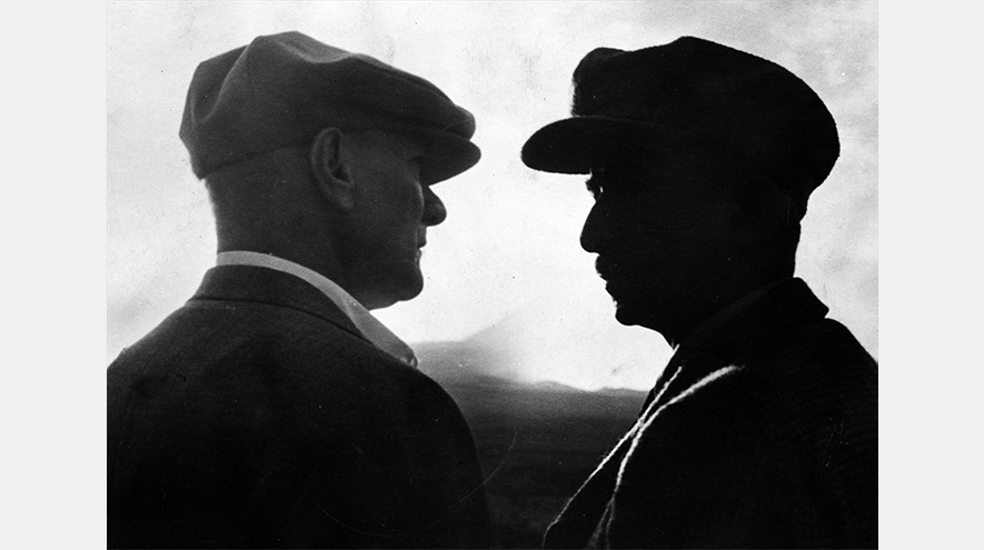 10 Ekim 1937`de Cumhurbaşkanı Mustafa Kemal Atatürk (solda), Ege Manevralarında Başbakan İsmet İnönü (sağda) ile birlikte. (Arşiv)