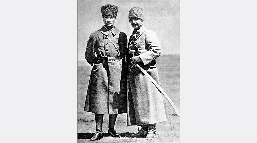 Mustafa Kemal Atatürk, İsmet İnönü ile birlikte Konya Ilgın`da. (Arşiv)