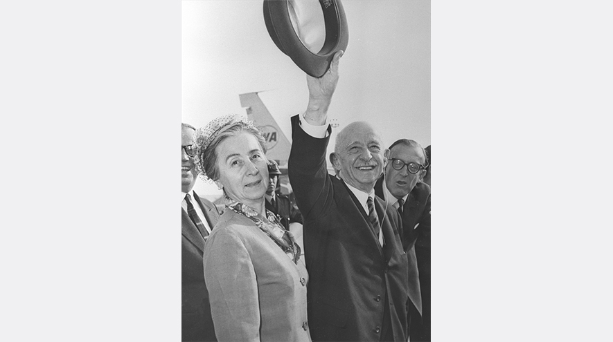 2 Temmuz 1964`de ABD ziyaretini tamamlayarak Ankara`ya dönen Başbakan İsmet İnönü (sol 2), Esenboğa Havalanında törenle karşılandı. İnönünün eşi Mevhibe İnönü (solda). (Arşiv)