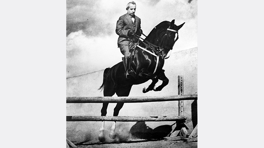 1 Ocak 1973`de Başbakan İsmet İnönü, atla manıa atlarken. (Arşiv)