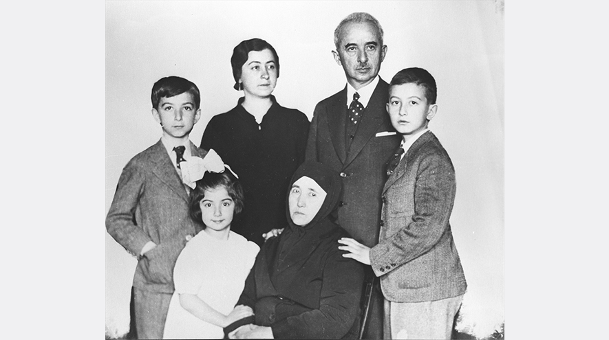1 Ocak 1938`de İsmet İnönü annesi, eşi Mevhibe ve çocukları Ömer ve Erdal ile. (Arşiv)