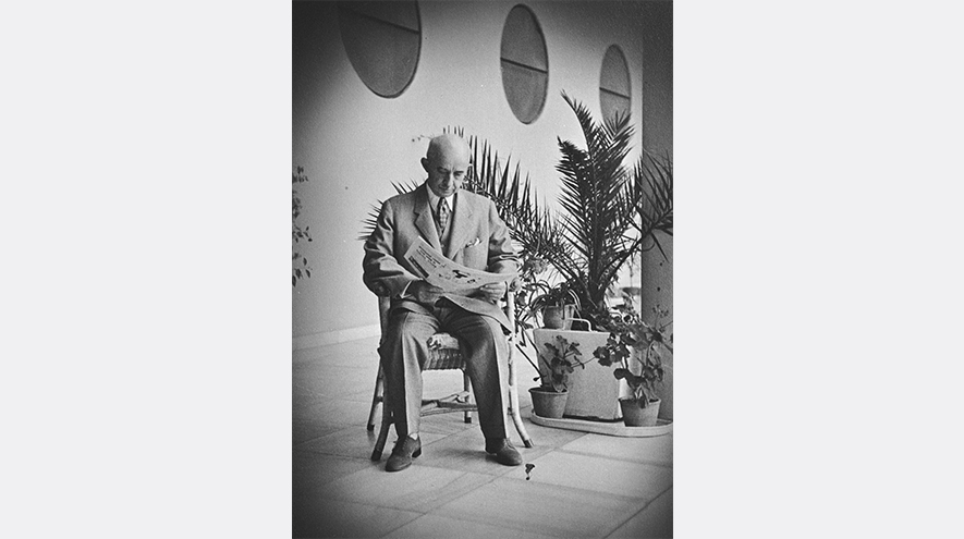 1Ocak 1944 de Cumhurbaşkanı İsmet İnönü, gazete okuyor. (Arşiv)