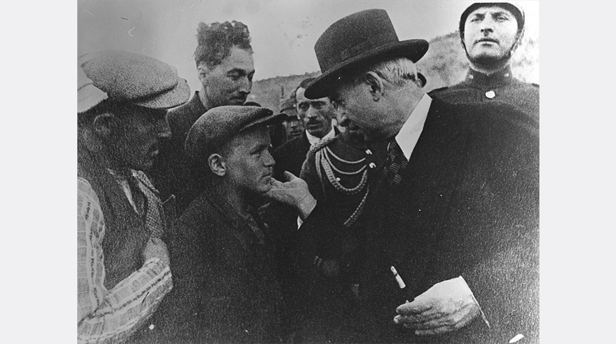 1 Ocak 1939`da Cumhurbaşkanı İsmet İnönü, çocuklarla beraber. (Arşiv)