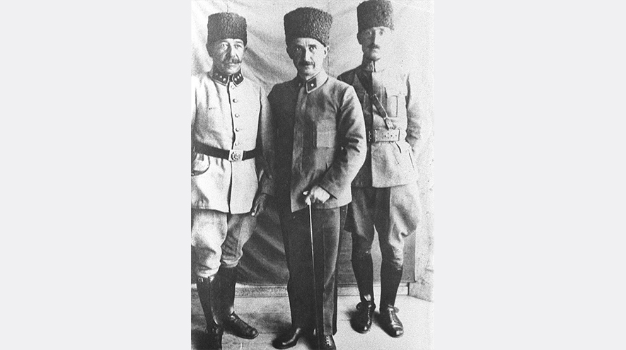 21 Mayıs 1922`de Batı Cephesi Komutanı Mirliva (Tümgeneral) İsmet Paşa (ortada), topçu müfettişliği (komutanlığı) karargahında. (Arşiv)