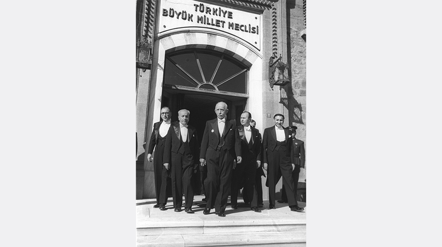 24 Mayıs 1960`da 27 Mayıs İhtilalini gerçekleştiren Milli Birlik Komitesi (MBK) üyelerinin mecliste düzenelen yemin törenine CHP Genel Başkanı İsmet İnönü (önde) ve parti yöneticileri katıldı. (Arşiv)