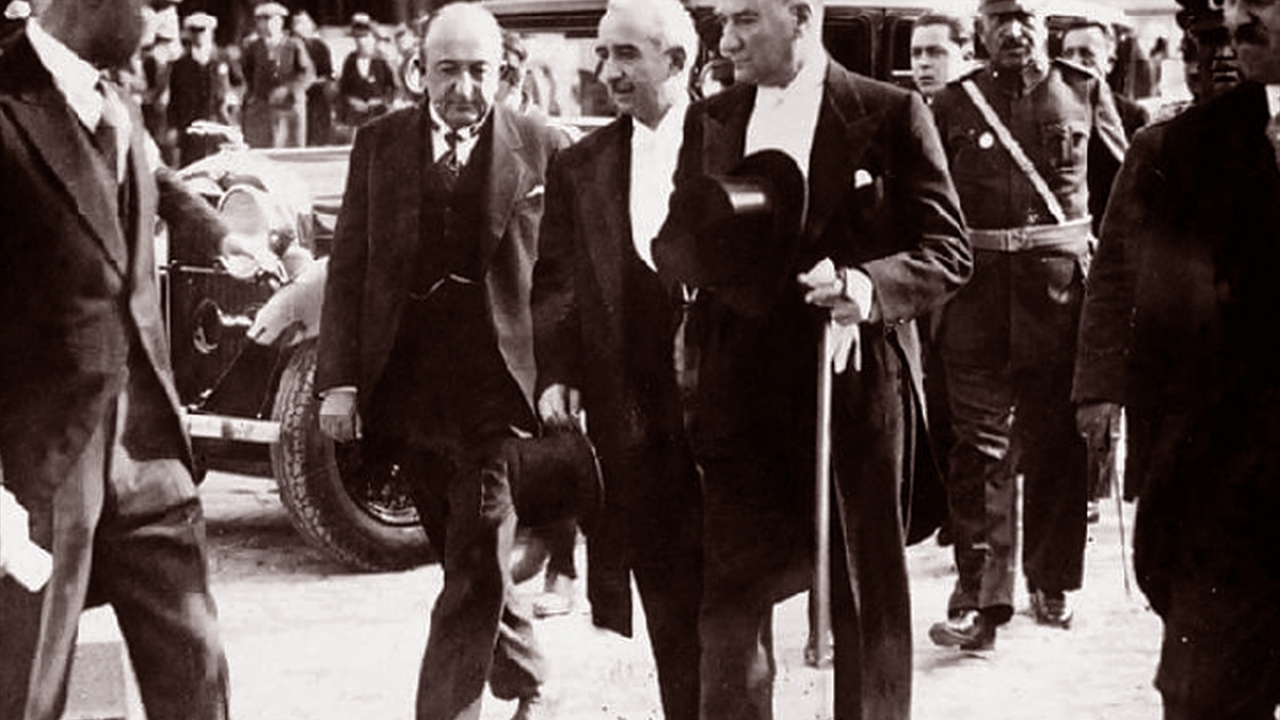 29 Ekim 1933`de Gazi Mustafa Kemal Atatürk ve İsmet İnönü, 29 Ekim Cumhuriyet Bayramı törenlerine katıldı. (Arşiv)