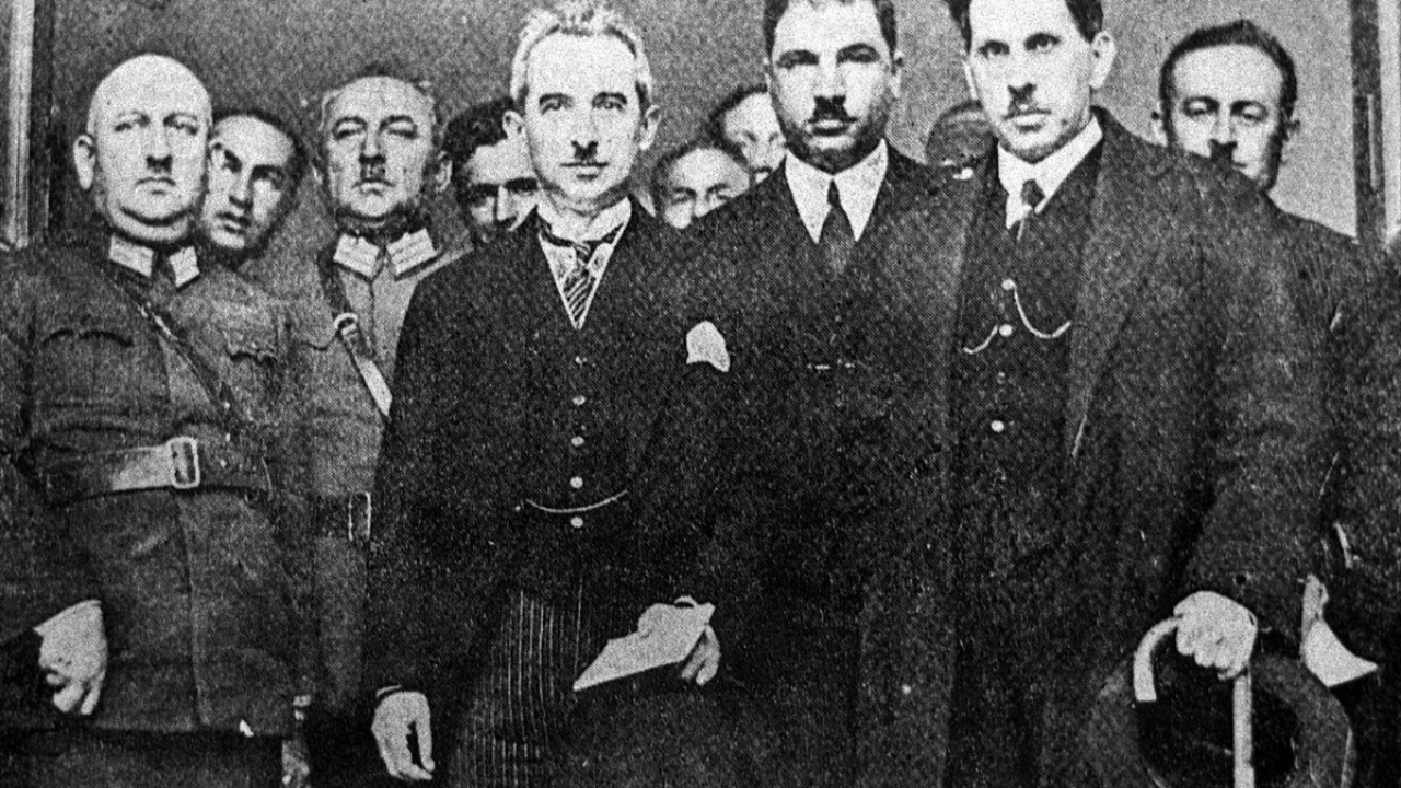 30 Haziran 1927`de İsmet İnönü, TBMM Başkanı K.Özalp ve Milli Eğitim Bakanı M.Necati ile Ankara`da resim sergisi açılışında. (Arşiv)