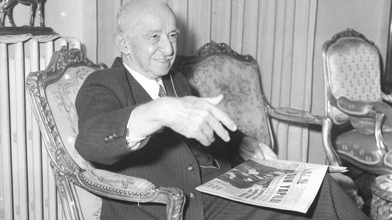 16 Ekim 1961`de CHP genel Başkanı İsmet İnönü, genel seçimin ertesi günü evinde açıklamalarda bulundu. (Arşiv)
