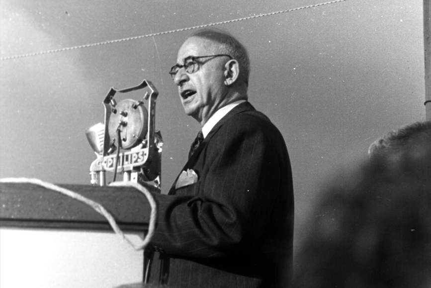 2 Mayıs 1950`de Cumhurbaşkanı ve CHP Genel Başkanı İsmet İnönü, Cumhuriyet Meydanında düzenlenen toplantıda halka hitap etti. (Arşiv)