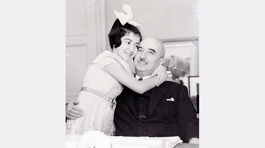 1 Ocak 1939`da Cumhurbaşkanı İsmet İnönü, kızı Özden İnönü ile birlikte. (Arşiv)