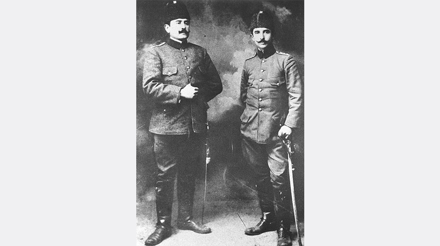 1 Ocak 1908`de Kurmay Yüzbaşı İsmet İnönü (sağda) ve Kurmay Yüzbaşı Kazım Karabekir (solda) ile birlikte. (Arşiv)