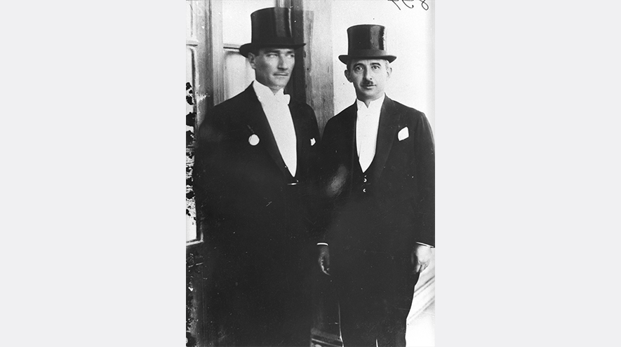 1 Ocak 1927`de Cumhurbaşkanı Gazi Mustafa Kemal Atatürk (solda) ve Başbakan İsmet İnönü (sağda). (Arşiv)