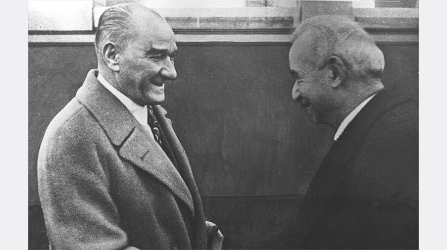 1 Ocak 1937`de Cumhurbaşkanı Gazi Mustafa Kemal Atatürk (solda), Ankara`dan ayrılırken, Başbakan İsmet İnönü (sağda) ile garda vedalaşıyor. (Arşiv)