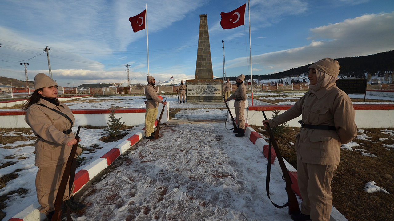 Kafkas Üniversitesi (KAÜ) Sarıkamış Meslek Yüksekokulu öncülüğünde, Sarıkamış Harekatı`nın 105. yılı dolayısıyla Yukarı Sarıkamış Şehitliği`nde program düzenlendi.