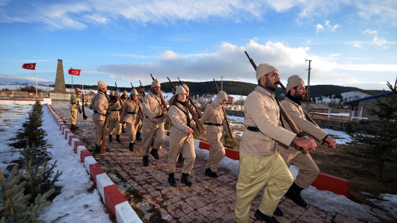 Öğrenci ve katılımcılar yaklaşık 3 kilometre yürüdükten sonra Yukarı Sarıkamış Şehitliği`ne ulaştı. Burada saygı duruşunda bulunuldu ve İstiklal Marşı söylendi. Şehitler için Kur`an-ı Kerim okunarak, dua edildi.