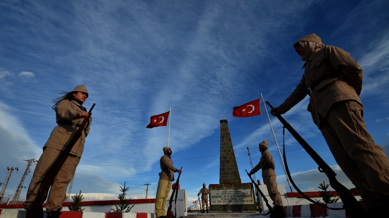 Konuşmaların ardından temsili asker kıyafetleri giyen öğrenciler, sıfırın altında 10 derecede saygı nöbeti tuttu.