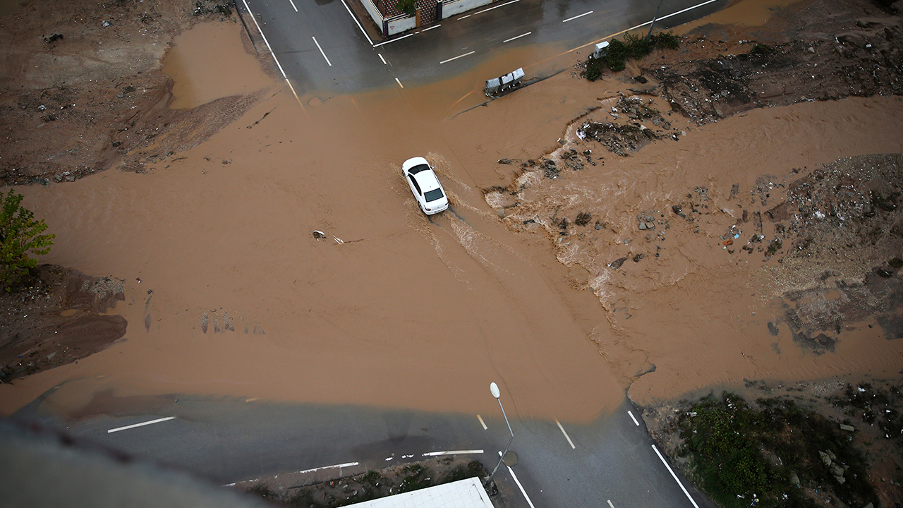 Adana`nın 4 merkez ilçesindeki tüm okullarda sağanak nedeniyle eğitime bugün ara verildi.