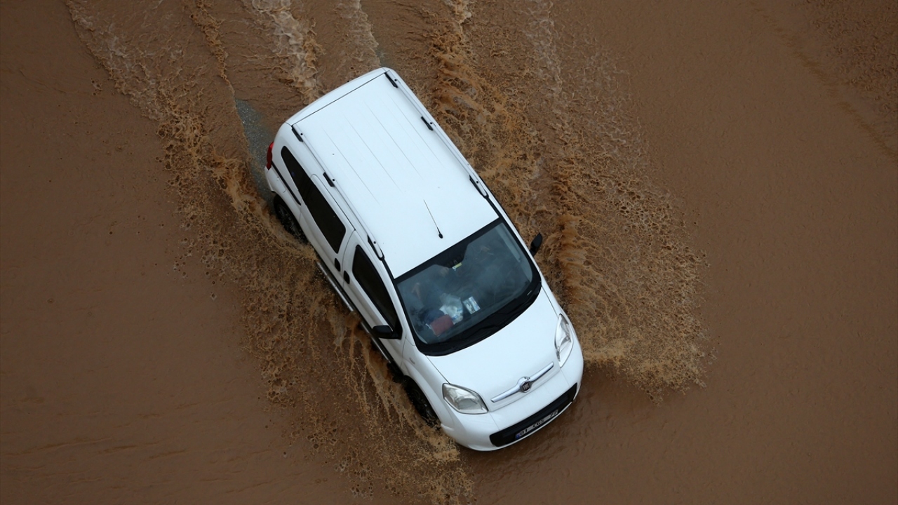 Vali Mahmut Demirtaş, yaptığı açıklamada, merkez Çukurova, Seyhan, Yüreğir ve Sarıçam ilçelerindeki ilk, orta ve lise ile dengi okulların kentte devam eden sağanak nedeniyle bugün için tatil edildiğini söyledi.