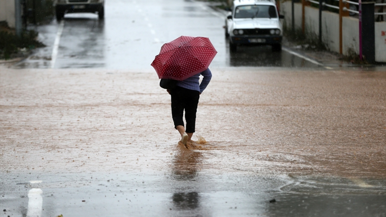 Demirtaş, sağanağın etkisini artırarak sürmesinin beklendiği bilgisi üzerine eğitime ara verme kararı aldıklarını belirtti.