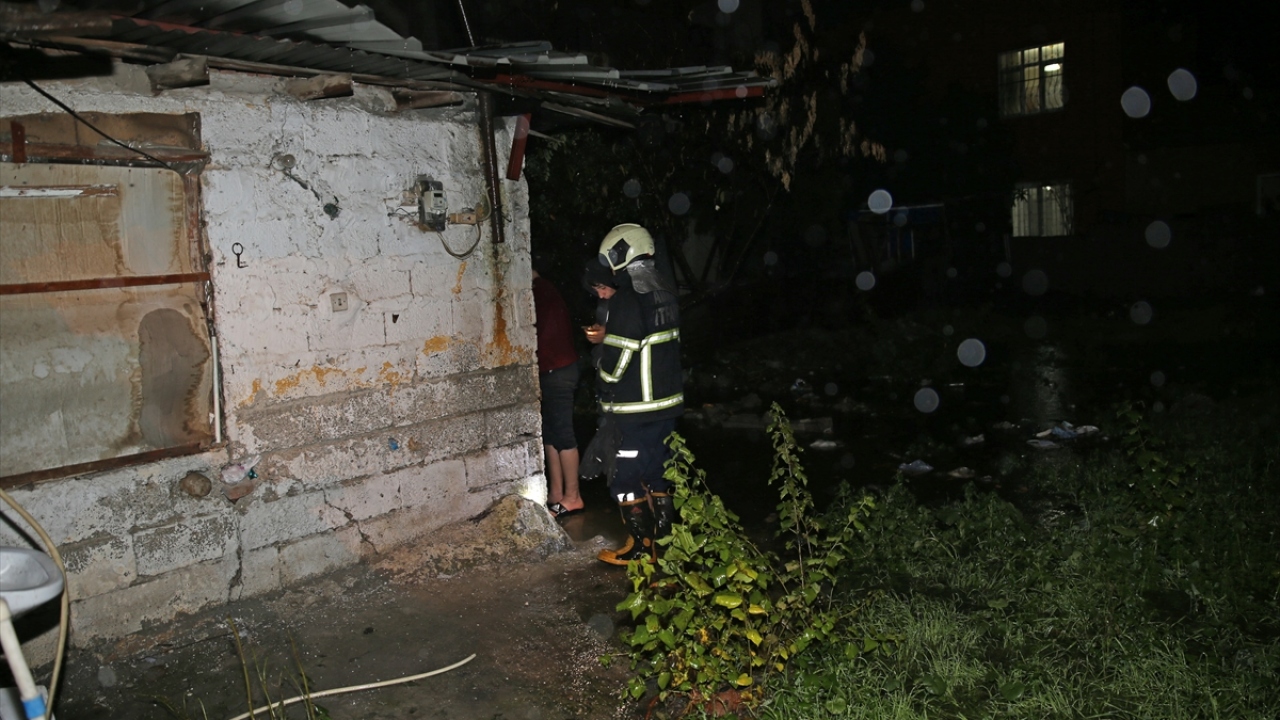 Adana`da su basan evinde mahsur kalan yaşlı kadına yardım eli