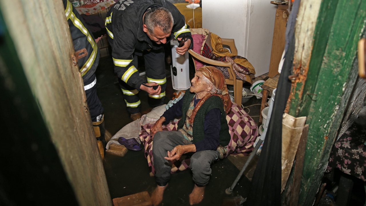 Merkez Yüreğir ilçesi Yunus Emre Mahallesi`ndeki evinde yalnız yaşayan 84 yaşındaki Döndü B`nin evini su basması üzerine, komşuları durumu itfaiye ekiplerine bildirdi.