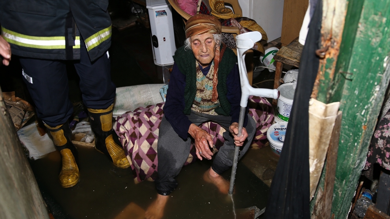 Ekipler, evinin bahçesi ve içi sağanak nedeniyle sular altında bulunan Döndü B`yi dışarı çıkardı.