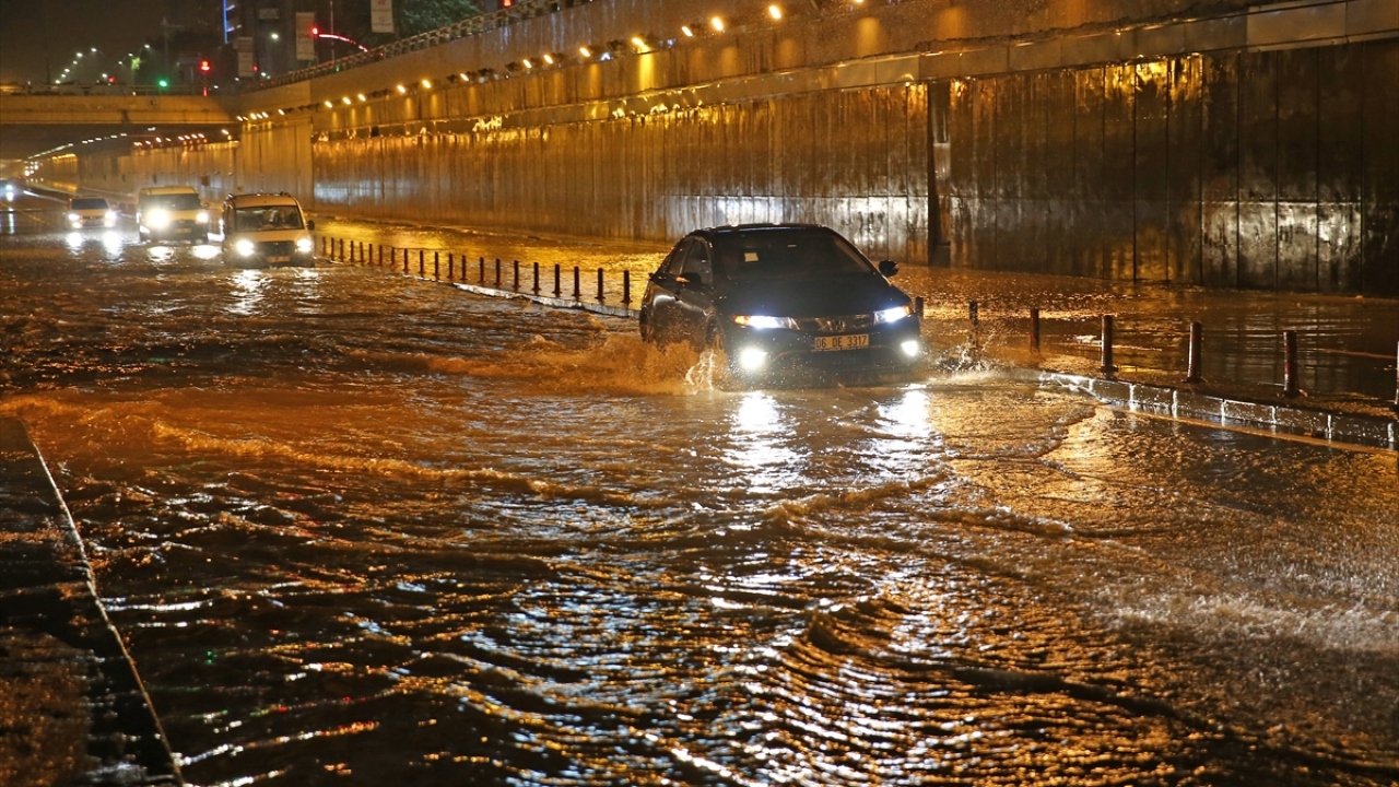 Adana`da aşırı yağışlar sulama kanalının taşmasına neden oldu