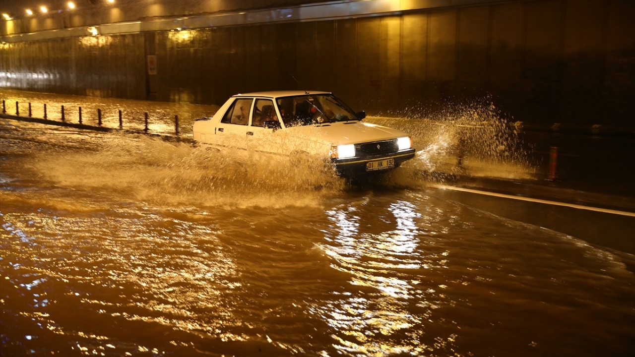 Kentte etkili olan sağanak nedeniyle merkez Yüreğir ilçesi Yeşil Bulvar`dan geçen DSİ`ye ait sulama kanalı taştı.