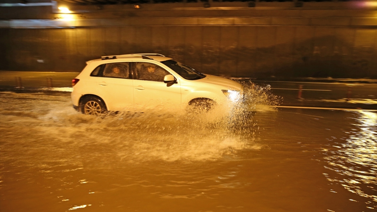 Kozan Caddesi`ni su basarken sürücüler ilerlemekte güçlük çekti, bazı araçlar mahsur kaldı.