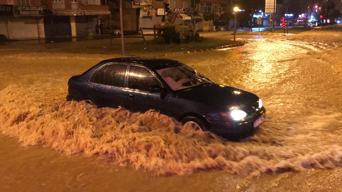 Bulvardaki araçlar mahsur kalırken, Kozan Caddesi`ne doğru ilerleyen sular PTT Evleri ve Selahattin Eyyübi Mahallesi`ndeki bazı evleri bastı. Buralarda mahsur kalanlar ekipler tarafından kurtarıldı.
