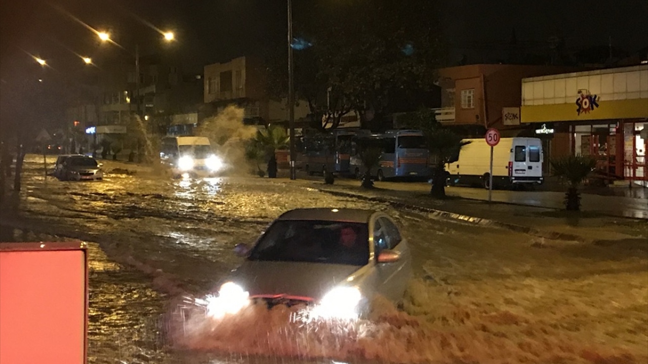 Yoğun su birikintisi nedeniyle Mustafa Kemal Paşa ile Ege Bagatur bulvarlarının kesiştiği noktadaki köprü, çökme tehlikesi nedeniyle ekipler tarafından kapatıldı.