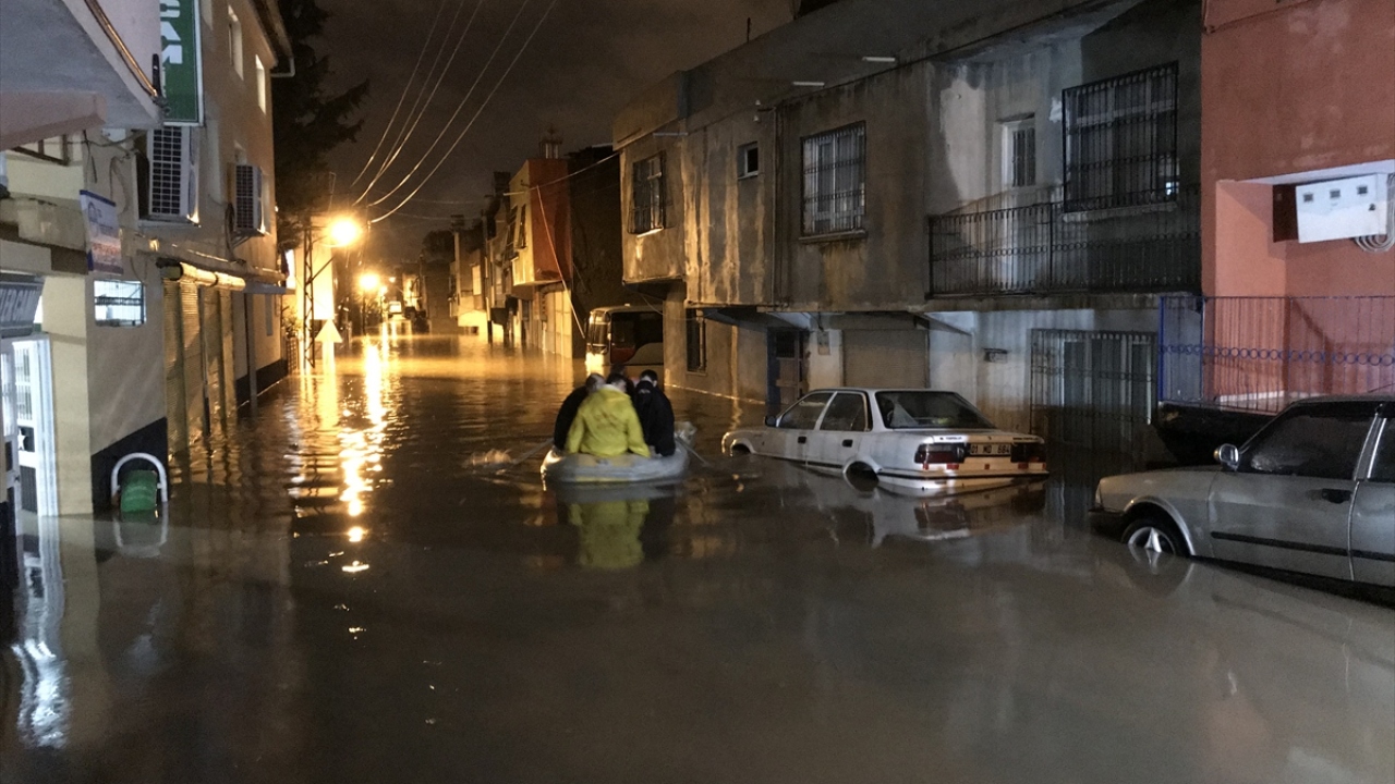 Adana`da sağanak nedeniyle evlerinde mahsur kalanlar botla kurtarıldı