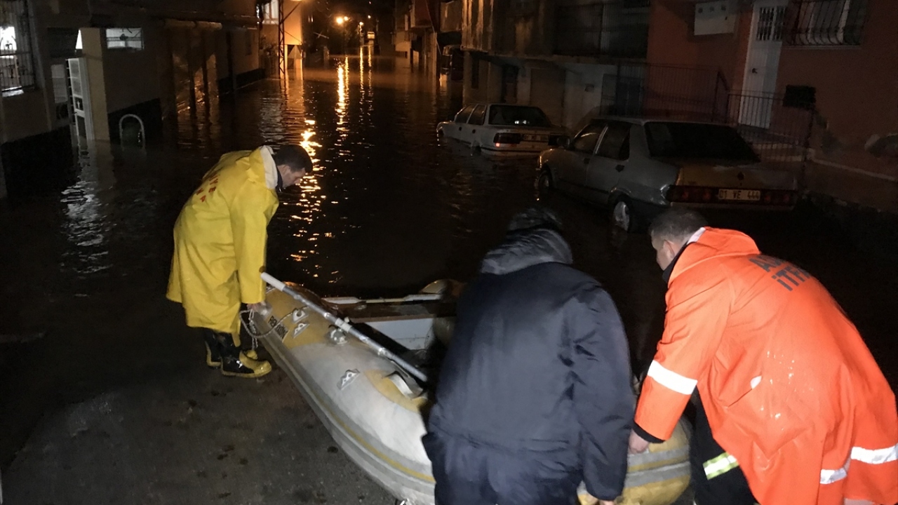 Evlerinde mahsur kalan vatandaşlar polis ve itfaiyeyi arayarak yardım istedi.