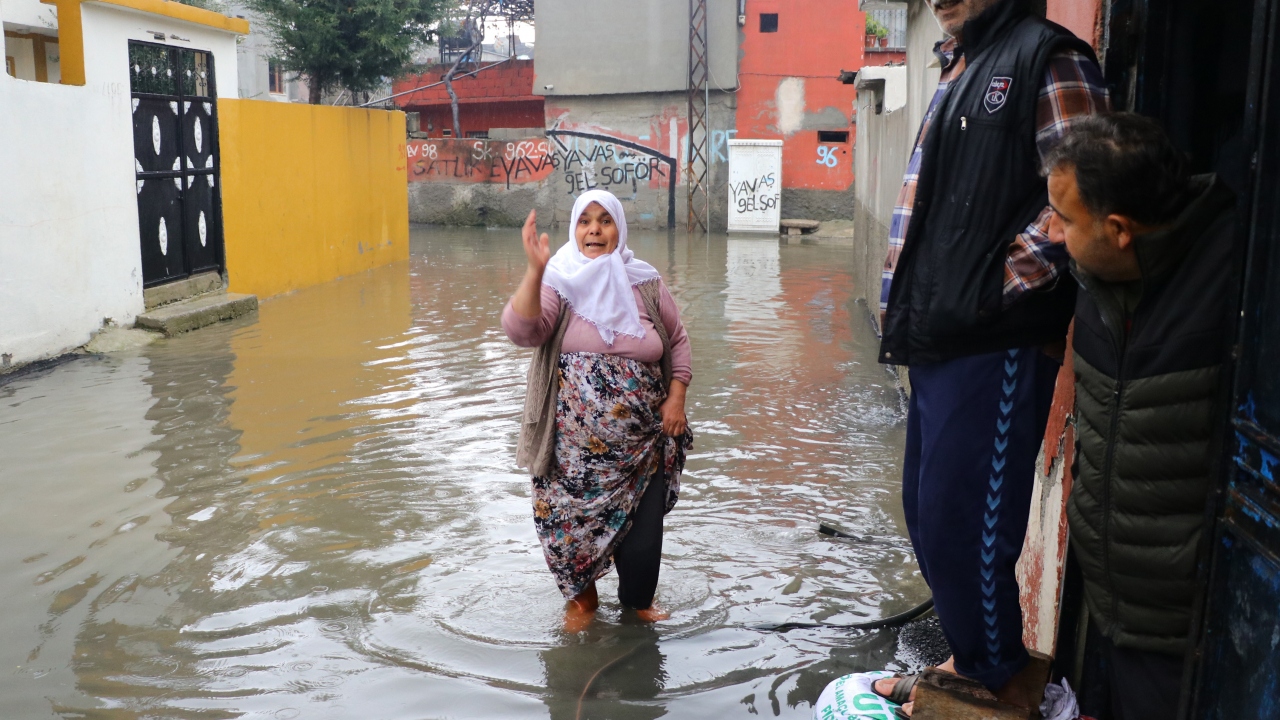 Kanalizasyon suyu basan evlerini kendi imkanlarıyla kovalar ile temizlemeye çalışan vatandaşlar büyük mağduriyet yaşadı.